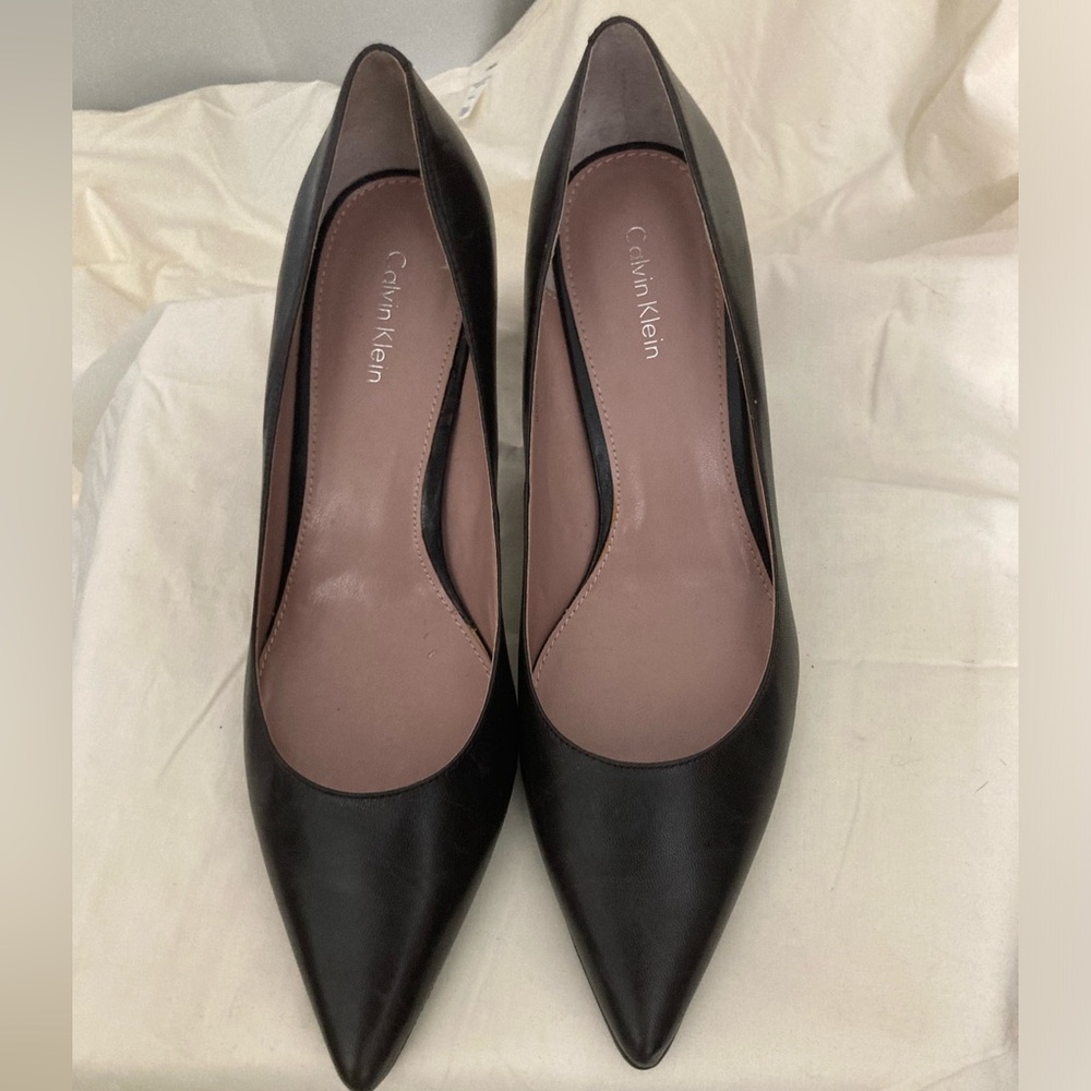 Women's CALVIN KLEIN Leather Low Heeled PUMPS EUC Size 7M - Picture 4 of 4